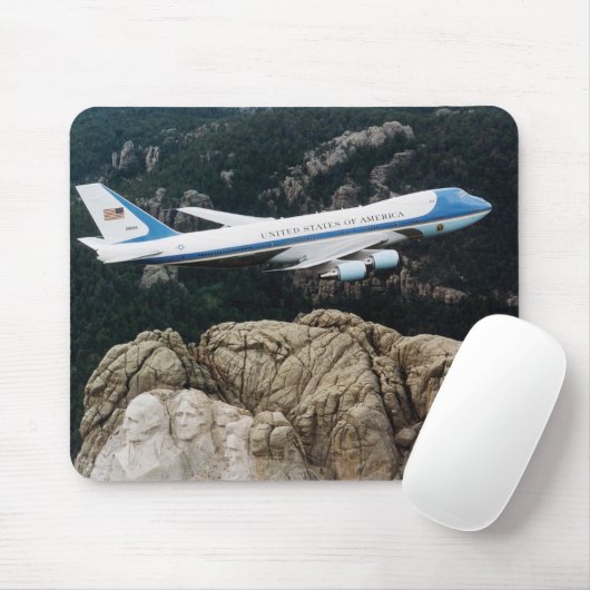 Air Force One, das über den Mount Rushmore Mousepad (Mit Mouse)