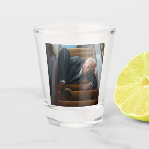 Air Force One Tumble: Joe Biden fällt Schnapsglas