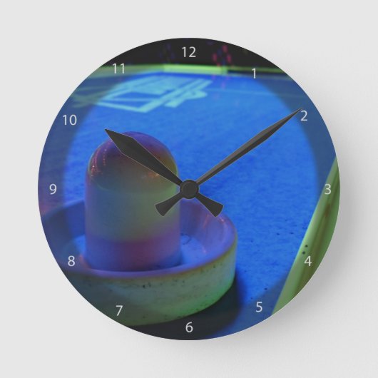 Air Hockey-Tisch und Ballett mit Neonbeleuchtung Runde Wanduhr (Vorderseite)