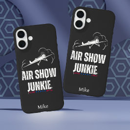 "AIR SHOW JUNKIE" Typografie, USA, Cool Aviation iPhone 16 Plus Hülle