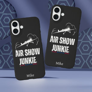 „AIR SHOW JUNKIE“-Typografie, USA, Coole Luftfahrt iPhone 16 Plus Hülle