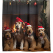 Airedale am Feuerplatz Weihnachten Duschvorhang (Vorderseite)