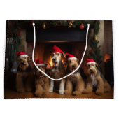 Airedale am Feuerplatz Weihnachten Große Geschenktüte (Vorderseite)
