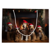 Airedale am Feuerplatz Weihnachten Große Geschenktüte (Rückseite)