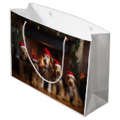 Airedale am Feuerplatz Weihnachten Große Geschenktüte (Rückseite Schrägansicht)