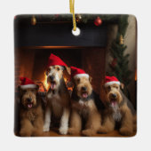 Airedale am Feuerplatz Weihnachten Keramikornament (Vorderseite)