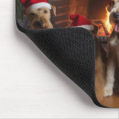 Airedale am Feuerplatz Weihnachten Mousepad (Ecke)