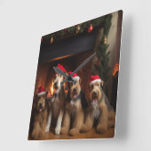 Airedale am Feuerplatz Weihnachten Quadratische Wanduhr (Winkel)
