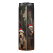 Airedale am Feuerplatz Weihnachten Thermosbecher (Rückseite)