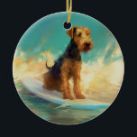 Airedale Beach Surfgrafik Keramik Ornament<br><div class="desc">Tauchen Sie ein in die spielerische Welt des Kaninchen-Abenteuers mit diesem faszinierenden Bild. Ein gepflegter Hund geht zu den Wellen und reitet geschickt auf einem sonnengeküssten Strand. Das lebendige Kunstwerk vereint wunderbar das Wesentliche der Erregung am Strand, während der Hund furchtlos auf den Wellen reitet und den Geist von Spaß...</div>