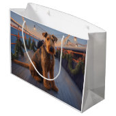 Airedale Christmas Cruise: Pawsome Holiday Delight Große Geschenktüte (Rückseite Schrägansicht)