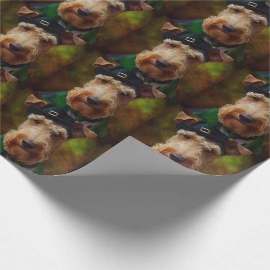 Airedale Hund am St. Patrick's Day Geschenkpapier (Ecke)