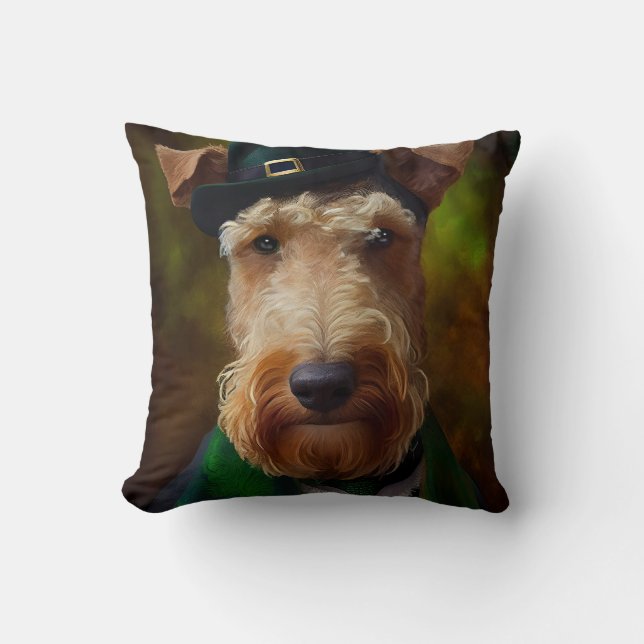 Airedale Hund am St. Patrick's Day Kissen (Vorderseite)