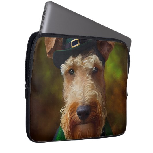 Airedale Hund am St. Patrick's Day Laptopschutzhülle (Vorne Rechts)