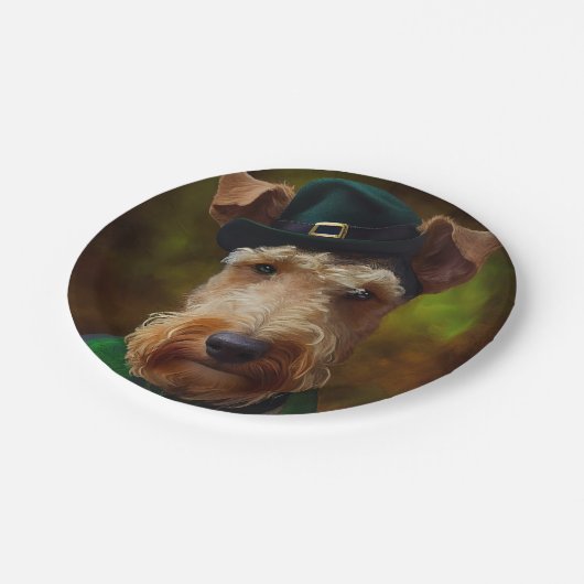 Airedale Hund am St. Patrick's Day Pappteller (Schrägansicht)