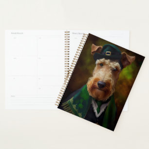 Airedale Hund am St. Patrick's Day Planer