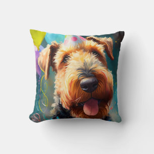 Airedale-Hund mit Geburtstagshut und Luftballons Kissen