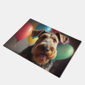 Airedale Hund mit Kuchen und Ballons Fußmatte (Schrägansicht)