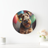 Airedale Hund mit Kuchen und Ballons Große Wanduhr (Zuhause)