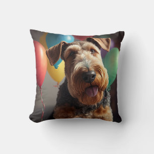 Airedale Hund mit Kuchen und Ballons Kissen