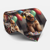 Airedale Hund mit Kuchen und Ballons Krawatte (Gerollt)