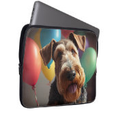 Airedale Hund mit Kuchen und Ballons Laptopschutzhülle (Vorne Rechts)
