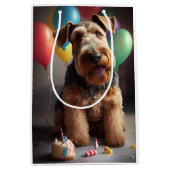 Airedale Hund mit Kuchen und Ballons Mittlere Geschenktüte (Vorderseite)
