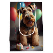 Airedale Hund mit Kuchen und Ballons Mittlere Geschenktüte (Rückseite)
