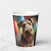 Airedale Hund mit Kuchen und Ballons Pappbecher (Rückseite)