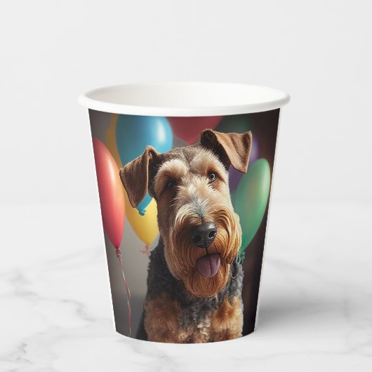 Airedale Hund mit Kuchen und Ballons Pappbecher (Vorderseite)