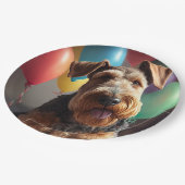 Airedale Hund mit Kuchen und Ballons Pappteller (Schrägansicht)