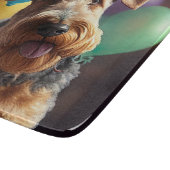 Airedale Hund mit Kuchen und Ballons Schneidebrett (Ecke)