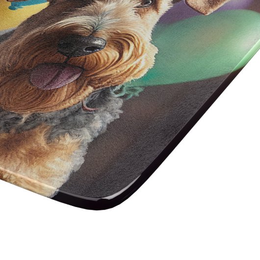 Airedale Hund mit Kuchen und Ballons Schneidebrett (Ecke)