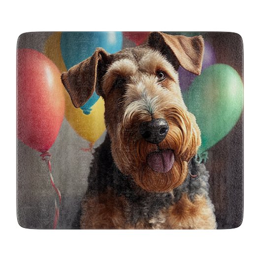 Airedale Hund mit Kuchen und Ballons Schneidebrett (Vorderseite)