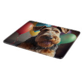 Airedale Hund mit Kuchen und Ballons Schneidebrett (Ecke)