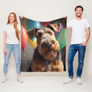 Airedale-Hund mit Kuchen und Luftballons Fleecedecke