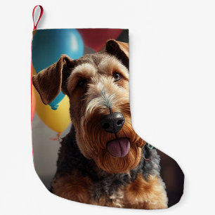 Airedale-Hund mit Kuchen und Luftballons Kleiner Weihnachtsstrumpf