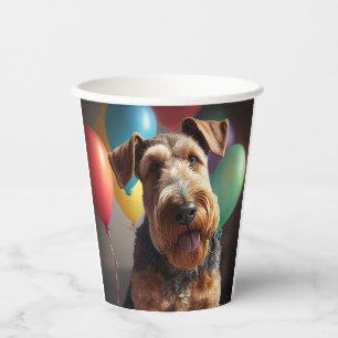 Airedale-Hund mit Kuchen und Luftballons Pappbecher