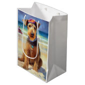 Airedale on Beach, Sommergeschenk für Hundefreunde Mittlere Geschenktüte (Vorderseite Schrägansicht)