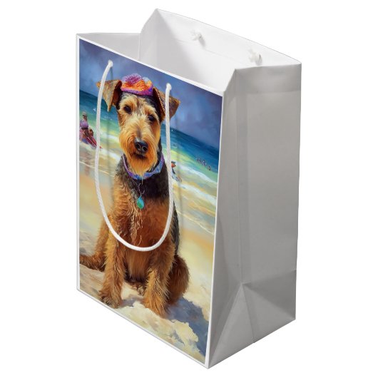 Airedale on Beach, Sommergeschenk für Hundefreunde Mittlere Geschenktüte (Rückseite Schrägansicht)
