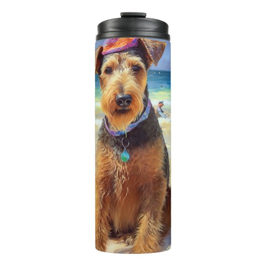 Airedale on Beach, Sommergeschenk für Hundefreunde Thermosbecher (Vorderseite)
