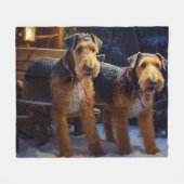 Airedale Snowy Sleigh Reiten Weihnachtsdekor Fleecedecke (Vorderseite (Horizontal))