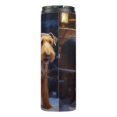 Airedale Snowy Sleigh Reiten Weihnachtsdekor Thermosbecher (Rückseite)