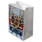 Airedale Terrier Christmas Red Truck Holiday Mittlere Geschenktüte (Rückseite Schrägansicht)