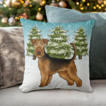 Airedale Terrier Dog im schneebedeckten Winterwald