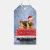 Airedale Terrier Dog in Snow sitzt zu Weihnachten Geschenkanhänger (Rückseite)