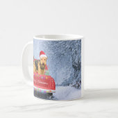 Airedale Terrier Dog in Snow sitzt zu Weihnachten Kaffeetasse (Vorderseite Links)