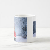 Airedale Terrier Dog in Snow sitzt zu Weihnachten Kaffeetasse (Mittel)