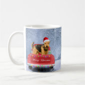 Airedale Terrier Dog in Snow sitzt zu Weihnachten Kaffeetasse (Links)