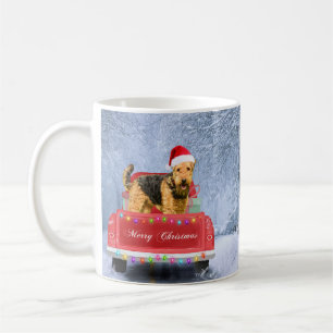 Airedale Terrier Dog in Snow sitzt zu Weihnachten Kaffeetasse
